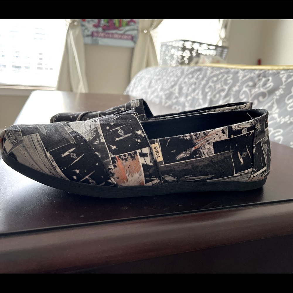 TOMS Star Wars women’s size 9